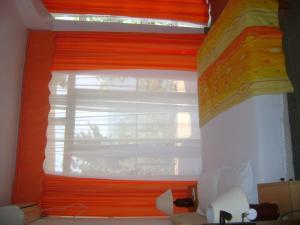 尤塔哈阿拉贝拉公寓式酒店的窗户里有一个橙色百叶窗