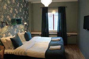 乌普萨拉乌普萨拉城居酒店 的一间卧室设有一张大床和一个窗户。