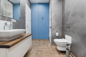 基辅CityApartments Kyiv Akademmistechko的浴室配有白色水槽和卫生间。