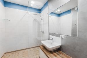 基辅CityApartments Kyiv Akademmistechko的白色的浴室设有水槽和淋浴。