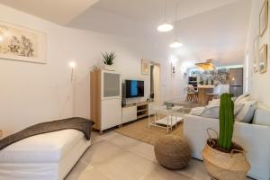 莫甘Flatguest Orinoco + Pool + Terrace + Garden的客厅配有白色沙发和电视