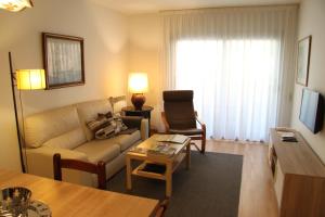 菲格拉斯菲格雷斯中心公寓的客厅配有沙发和桌子