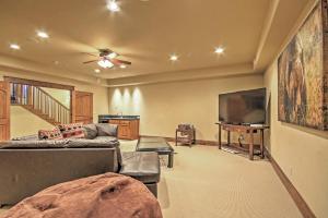 布雷肯里奇Luxury Breck Home Book Now for Summer Vacation!的带沙发和平面电视的客厅