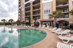 Sleek Gulfport Condo with Ocean Views and Pool Access!内部或周边的泳池