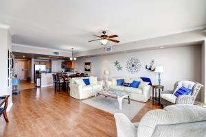 格尔夫波特Sleek Gulfport Condo with Ocean Views and Pool Access!的客厅配有白色家具和吊扇