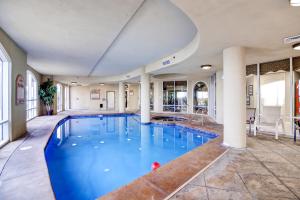 Sleek Gulfport Condo with Ocean Views and Pool Access!内部或周边的泳池