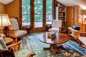 布雷纳德Spacious Brainerd Home by Dwtn - Summer Paradise!的客厅配有咖啡桌和椅子