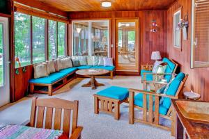 布雷纳德Spacious Brainerd Home by Dwtn - Summer Paradise!的客厅配有蓝色的沙发和椅子