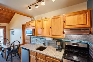 SchroederHeart of Superior Lake Cabin 15 Mi to Lutsen Mtn!的厨房配有木制橱柜和炉灶烤箱。