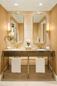 达拉斯达拉斯瑰丽酒店的一间带两个盥洗盆和大镜子的浴室