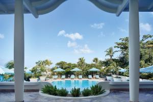 贝尔龙格La Samanna, A Belmond Hotel, St Martin的享有度假村游泳池的景致。