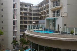 德班Apartment The Sails的享有带游泳池的建筑的空中景致