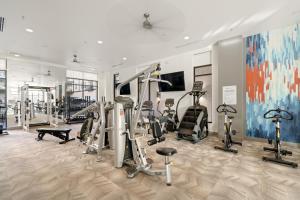 阿林顿Kasa Arlington Dallas的一间健身房,里面设有跑步机和椭圆机
