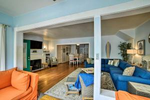 阿瓦隆Sunny Catalina Island Home - Steps to Avalon Bay!的一间带蓝色沙发的客厅和一间客厅