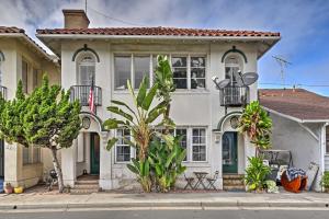 阿瓦隆Sunny Catalina Island Home - Steps to Avalon Bay!的前面有植物的白色房子