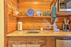 新布朗费尔斯Gruene Cabin - Pet Friendly New Braunfels Studio的小木屋内的厨房设有水槽