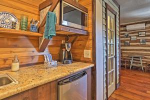 新布朗费尔斯Gruene Cabin - Pet Friendly New Braunfels Studio的厨房配有水槽和微波炉