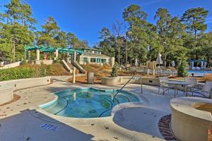 Resort Condo with Porch 1 Mi to North Myrtle Beach!内部或周边的泳池