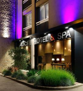 阿夫朗什Altos Hotel & Spa的带有阅读别具酒店和Spa标志的酒店