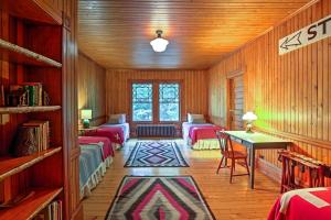 Restored Historic Saranac Lake Home Lake Access!客房内的一张或多张床位