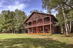 Lake ClearRestored Historic Saranac Lake Home Lake Access!的田野中间的大型木屋