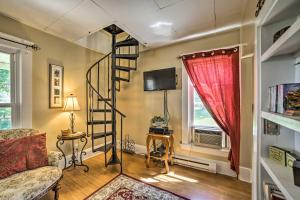 滨湖杰尼瓦Charming Apartment On The Strip By Lake Erie!的客厅设有螺旋楼梯。