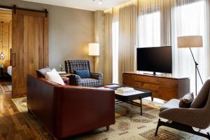 丹佛Limelight Hotel Denver的带沙发和平面电视的客厅
