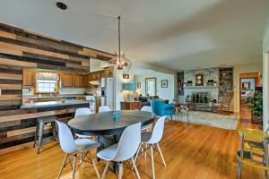 ElktonQuaint Elkton Home near Shenandoah National Park!的厨房以及带桌椅的起居室。