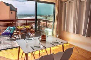 德尔迪阿布罗角Lobos de Mar的一间设有两张桌子的海景餐厅