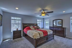 Spacious Pinetop-Lakeside Home with Hot Tub and Grill!客房内的一张或多张床位