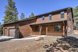 派托普湖畔Spacious Pinetop-Lakeside Home with Hot Tub on 1 Acre的前面设有车库的木屋