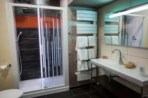 桑斯The Originals City, Archotel, Sens (Inter-Hotel)的带淋浴、盥洗盆和卫生间的浴室