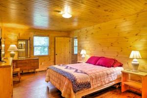 佩恩堡Peaceful Cabin Near Little River Canyon!的小木屋内一间卧室,配有一张床