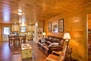 佩恩堡Peaceful Cabin Near Little River Canyon!的一间带真皮沙发的客厅和一间厨房