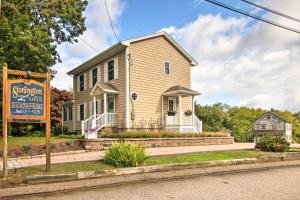 PawcatuckCharming Home with Yard Steps to Pawcatuck River!的相册照片