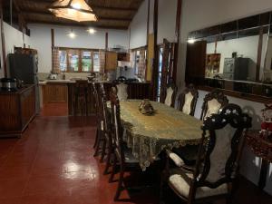 索里托斯Villa Mistika的一间带桌椅的用餐室和一间厨房