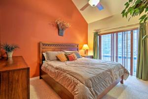 莱克哈莫尼Lake Harmony Condo Less Than 1 Mi to Big Boulder Mountain!的一间卧室配有一张带橙色墙壁和窗户的床