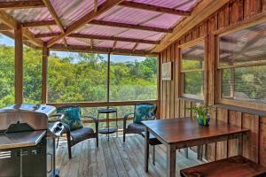 FriscoOuter Banks Island Cottage - 1 Mi to Frisco Beach!的门廊上设有桌椅,