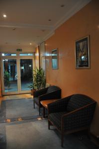 萨拉热窝特雷克斯酒店的大楼内带桌椅的等候室