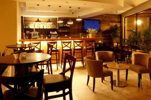 莫沙夫拉莫特拉莫特度假酒店的一间带桌椅的餐厅和一间酒吧