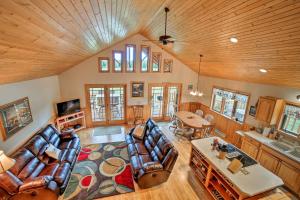 GladstoneRapid River Log Cabin with Loft on 160 Scenic Acres!的带沙发和桌子的客厅
