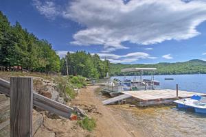 RumneyRustic Lakefront Retreat with Shared Dock and Beach!的湖岸上的码头