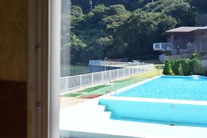 小豆岛Sea Tiger Island Inn Shodoshima的从窗户可欣赏到游泳池的景色