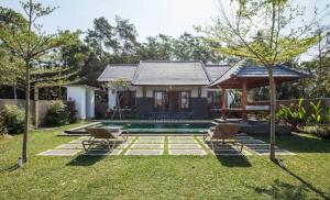 BringkitTiTi Villa的庭院中带游泳池的房子