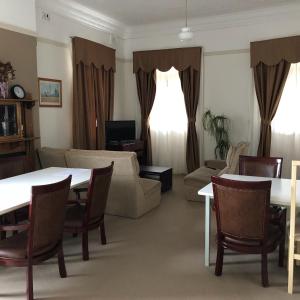 KandosRailway Bistro - Kandos的客厅配有沙发和桌椅