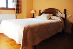 里奥帕尔埃尔阿拉卡乡村旅馆的卧室配有带白色棉被的床