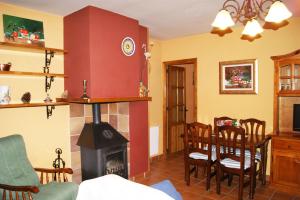 里奥帕尔埃尔阿拉卡乡村旅馆的客厅设有壁炉、桌子和椅子