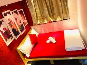 香港Delta Lounge的小房间,设有红色的床和横边