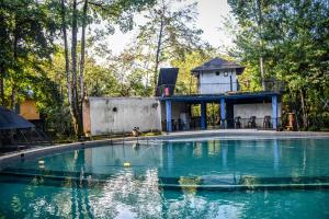 Hanwella阿姆巴拉马休闲酒廊度假村的一座带房子的游泳池