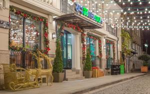 巴统HOTEL BLOOM的街上有圣诞灯和长凳的建筑